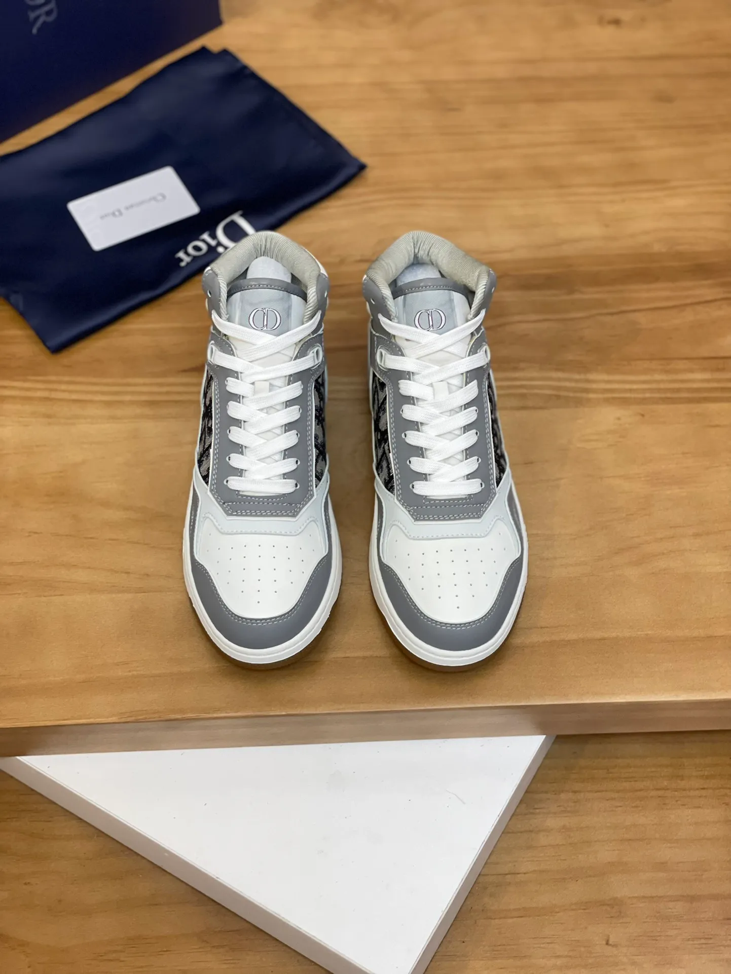 Men's shoes: 💰P460¥ Product trademark: Dior* "Dior*" high-top casual shoes Regular size: 38-44 (can be customized to 45.46) Product materials: Upper imported cowhide stitched with original fabric, breathable lining, original outsole. Number: 1006